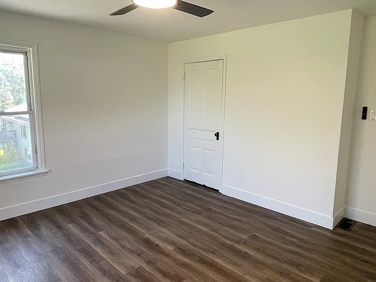 240 Robinson St — Photo 7