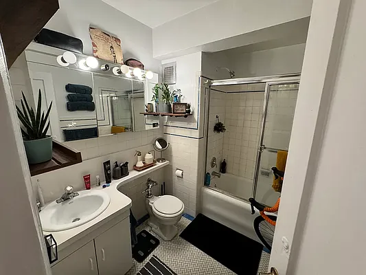 Rented by Manhattan Realty Group | media 8