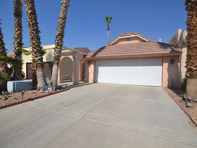 2911 Country Club Dr — Photo 1