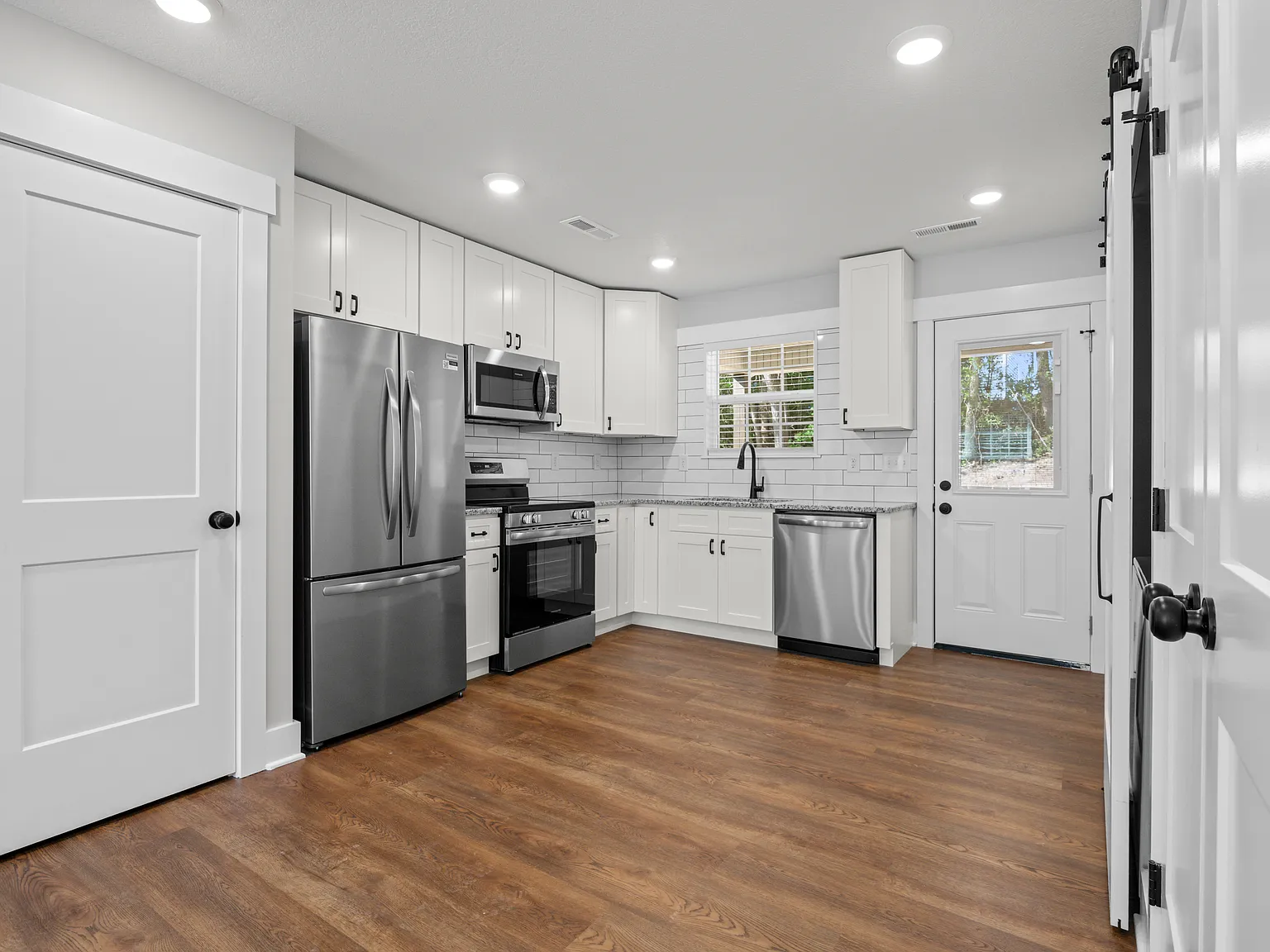 3 bed, 1008 sqft, $2,200 — Photo 4