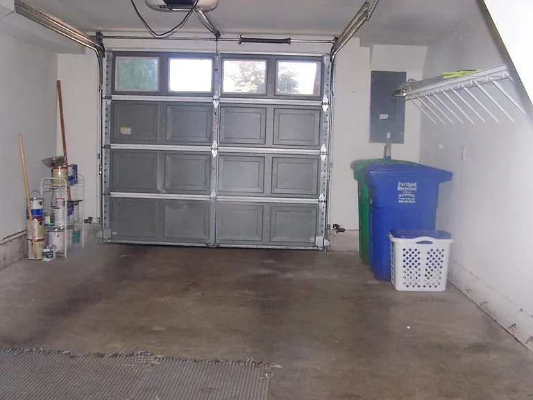 Attc gar Plus 1 driveway parking