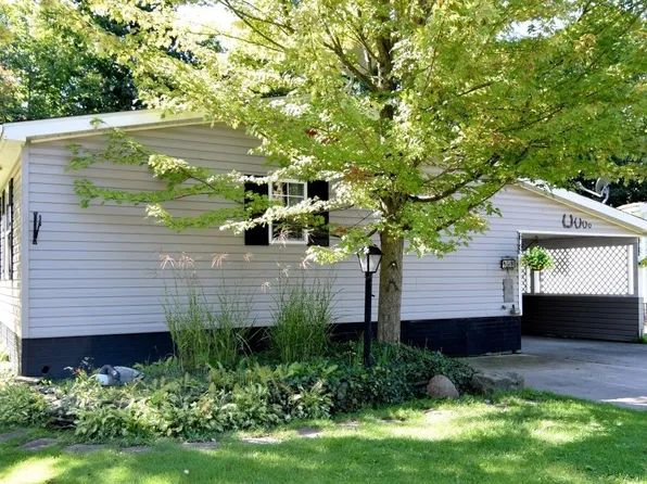 148 Oaktree Ln, Hiram, OH 44234