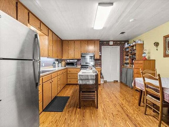 3rd image of 380 Arnold Dowden Rd