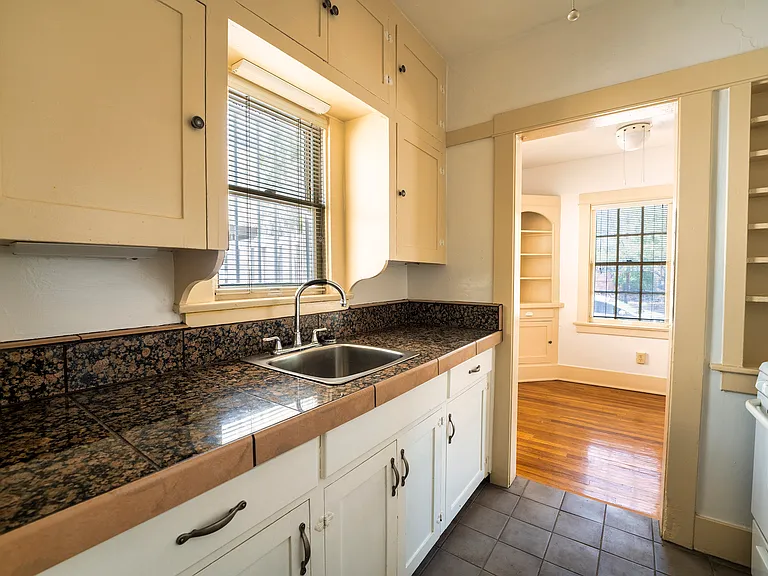 210 E 2nd St #4 — Photo 15