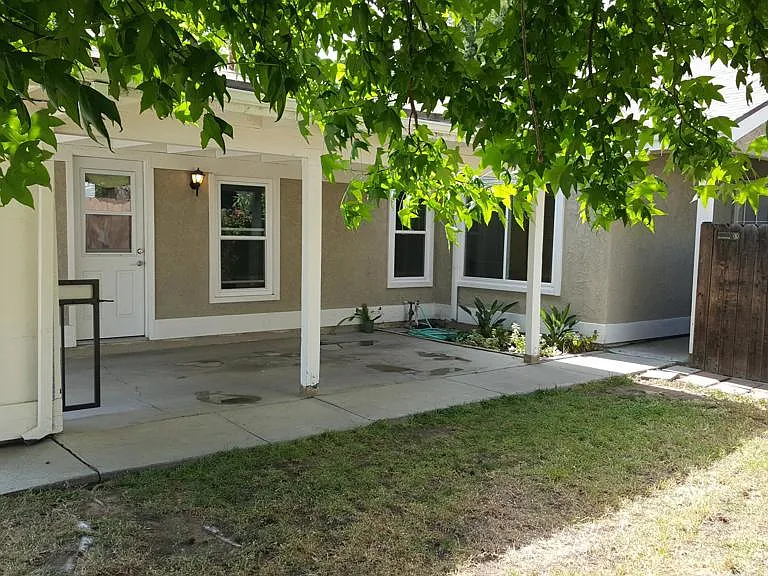 4875 Colony Dr — Photo 3