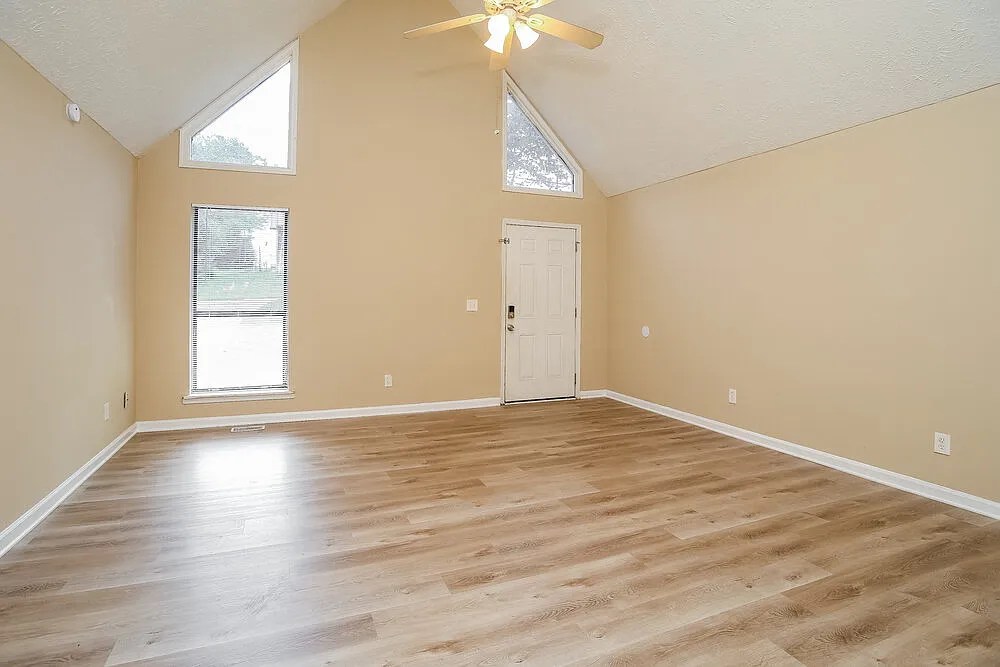 3 bed, 1.5 bath, 1356 sqft, $1,640 — Photo 3