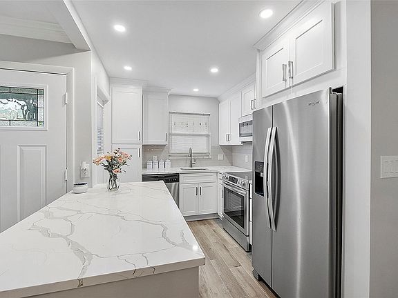4th image of 810 SE 7th Street #108