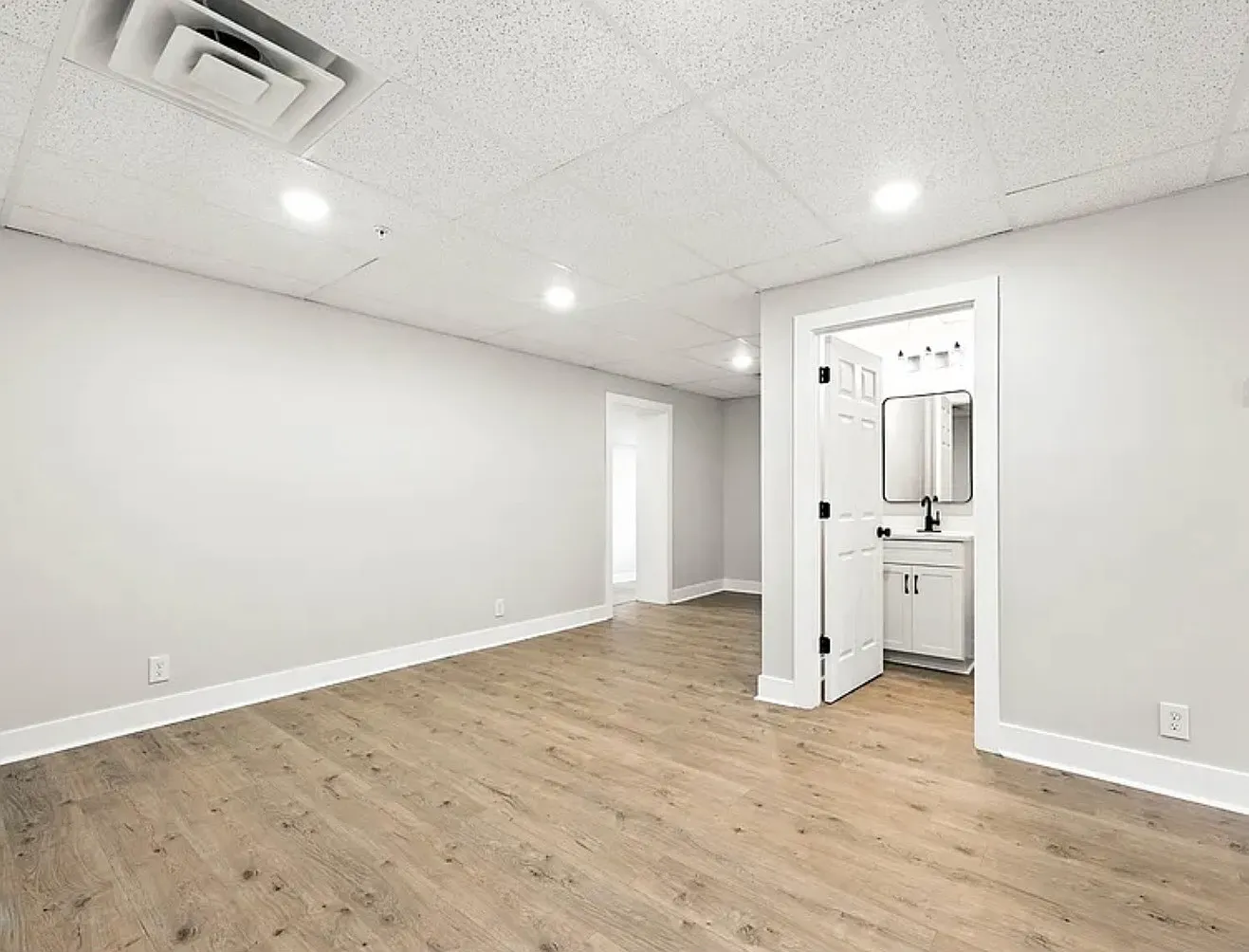 Studio, 1000 sqft, $1,200 — Photo 4