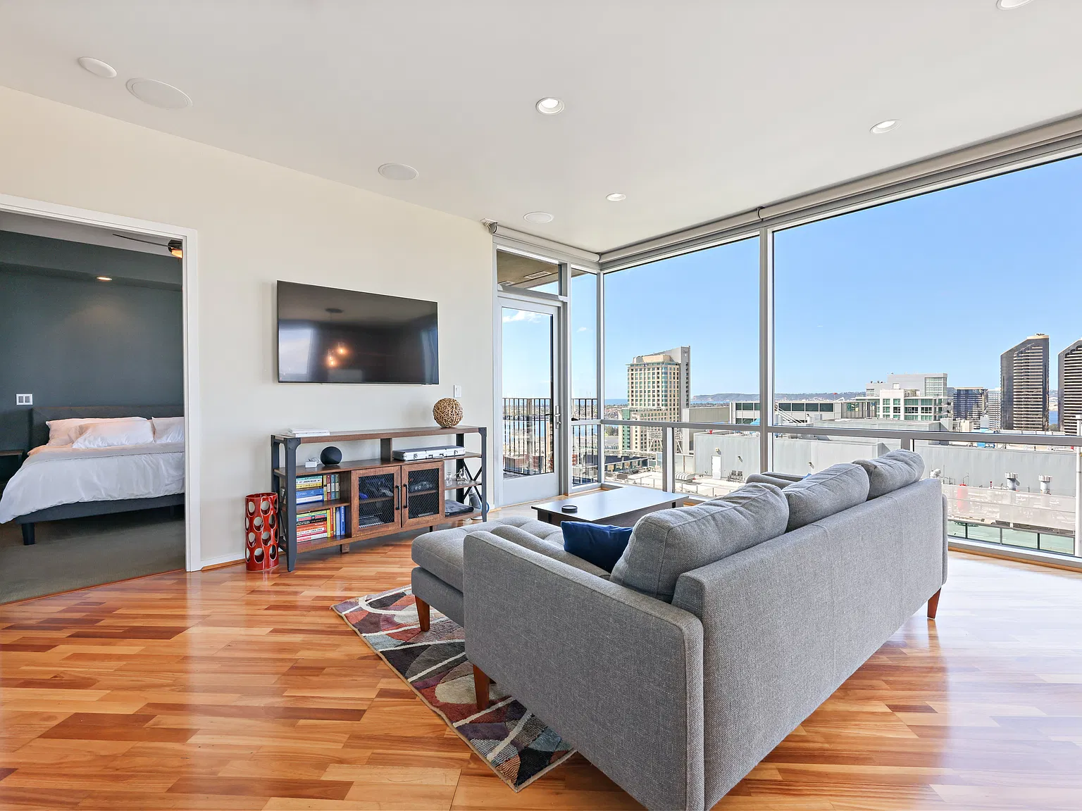 2 bed, 1077 sqft, $5,800 — Photo 1