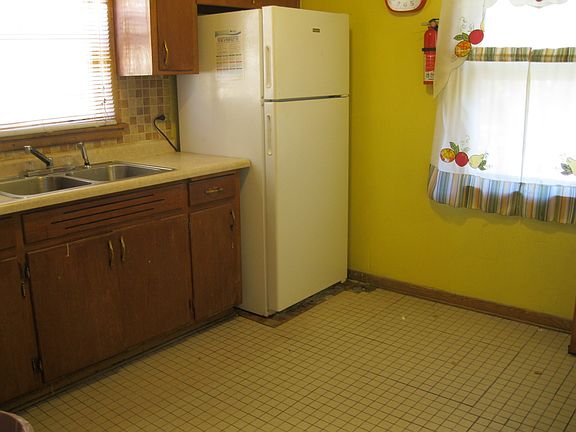 5th image of 13907 S School St