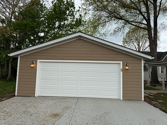 4th image of 206 E Macoupin St