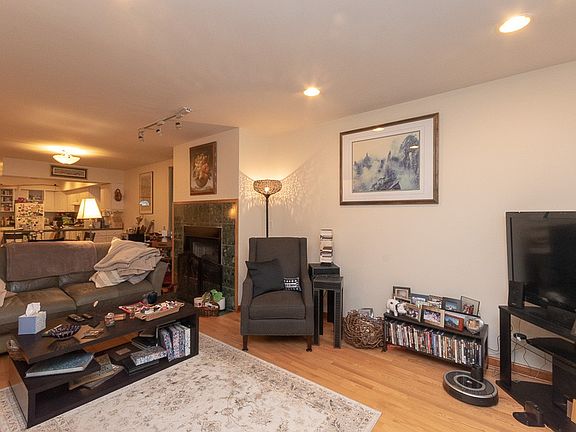 2nd image of 1644 W Augusta Blvd #2C