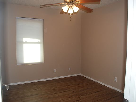 3rd image of 902 Ladron Ave