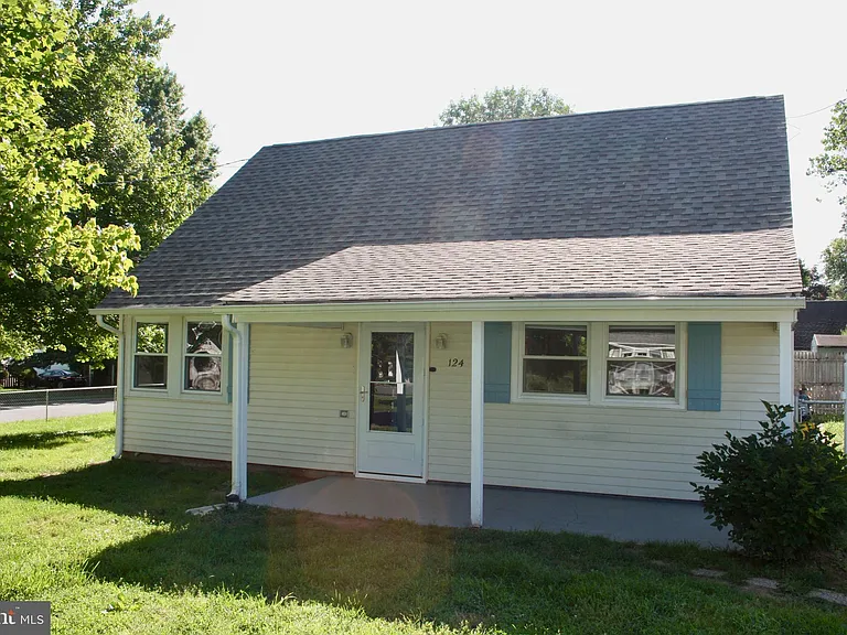 124 Stratford Ave — Photo 3