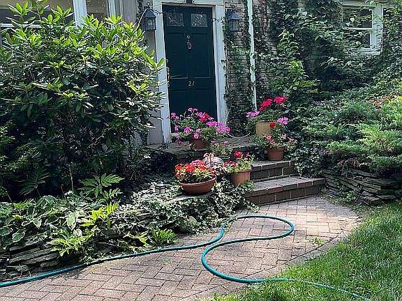 4th image of 21 Woodhollow Ln