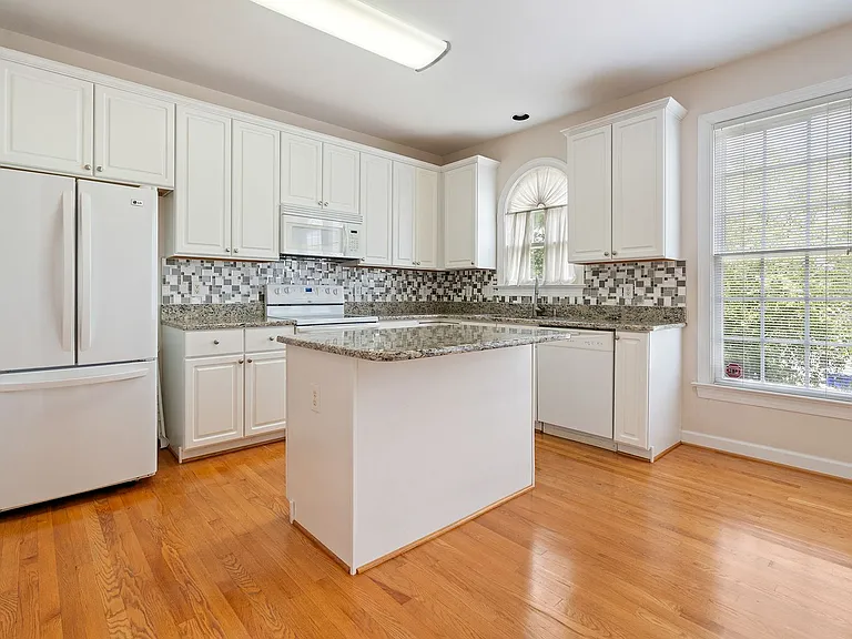 202 Greenview Dr — Photo 19