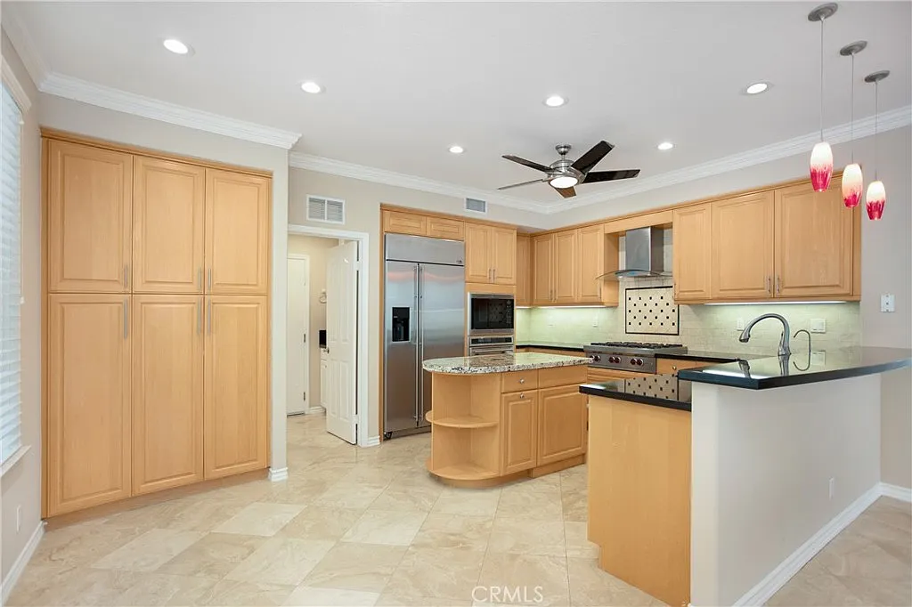 4 bed, 3352 sqft, $7,500 — Photo 3