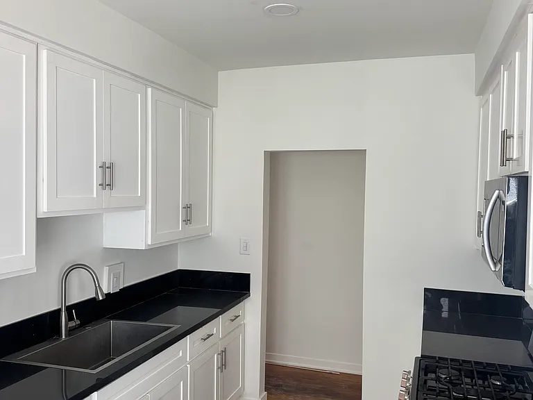 1852 S Sycamore Ave #1852 — Photo 6