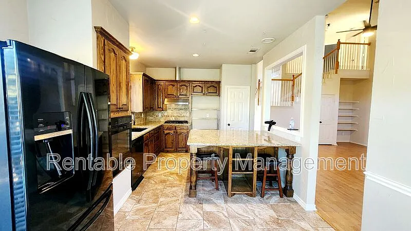5 bed, 3.0 bath, 2811 sqft, $3,350 — Photo 3