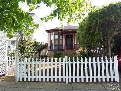 2nd image of 1015 Oak St