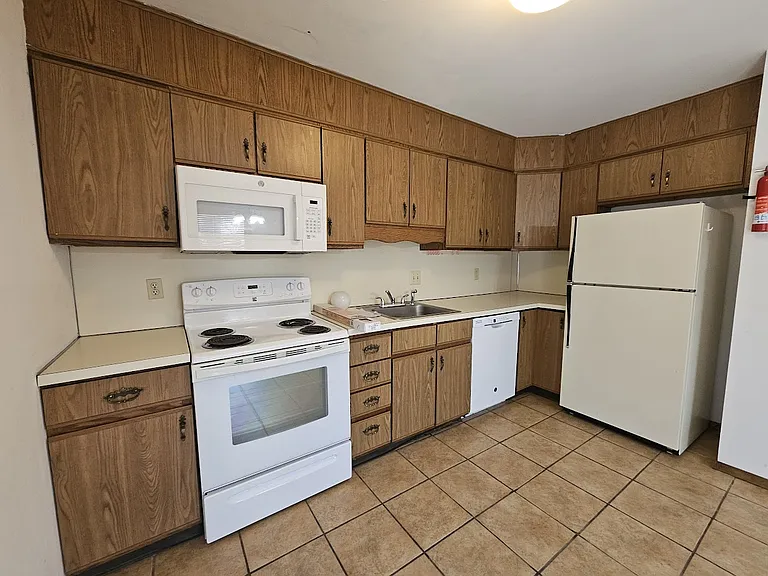 915 Southgate Dr #13 — Photo 7