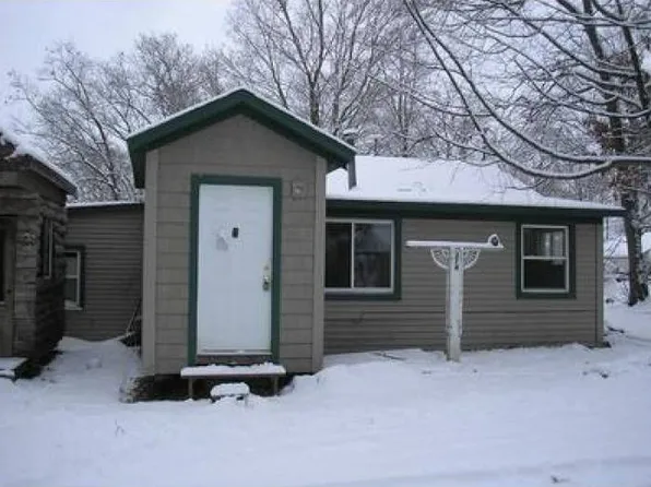 374 Oak Dr, Greenville, MI 48838