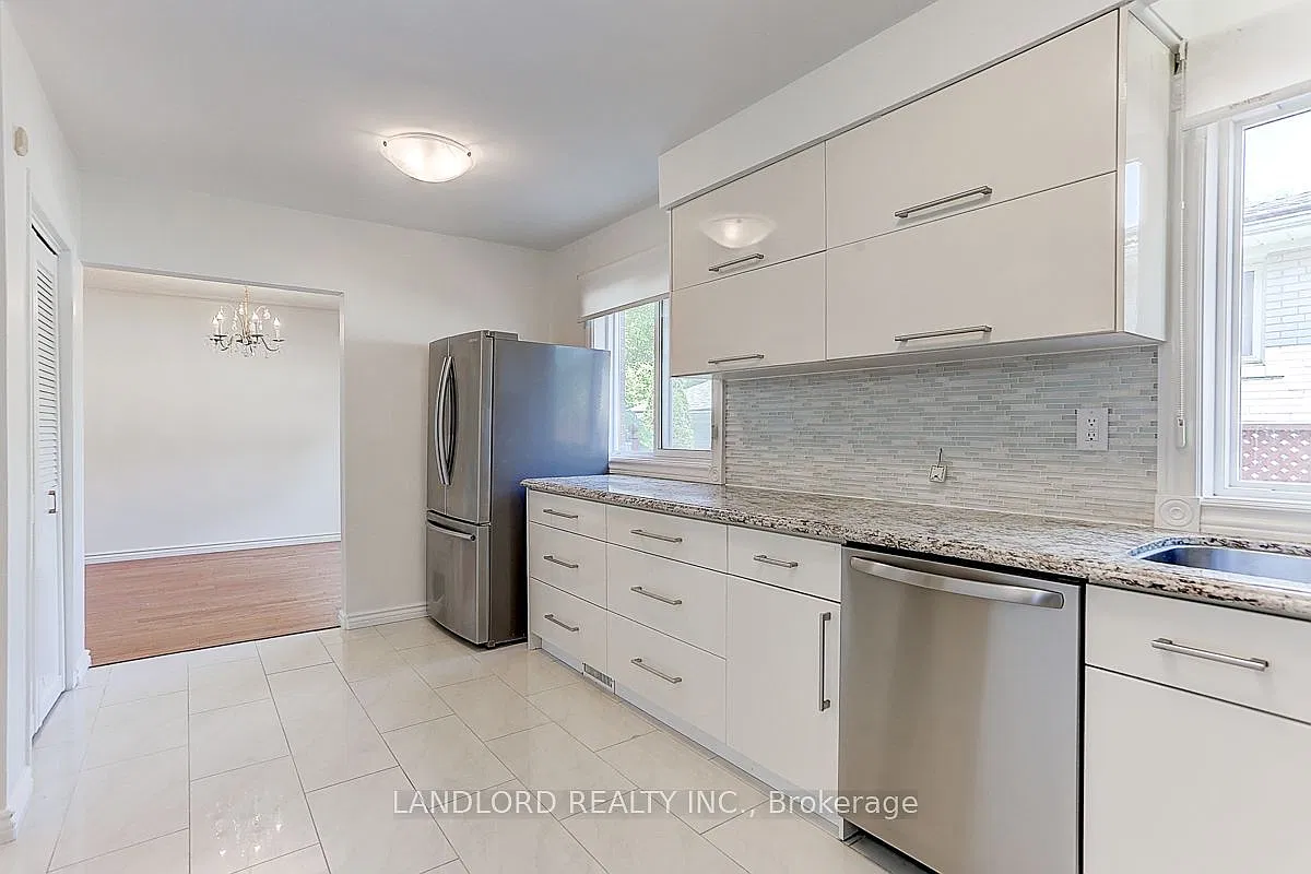 21 Pineway Blvd — Photo 3