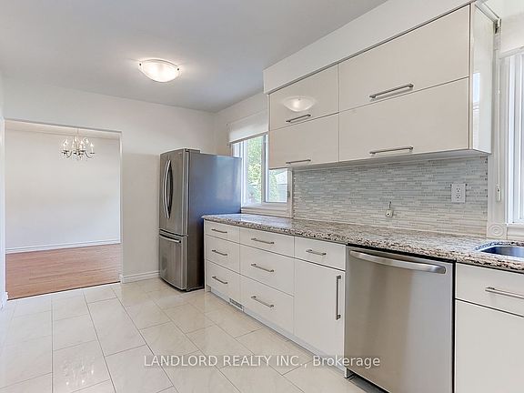 3rd image of 21 Pineway Blvd