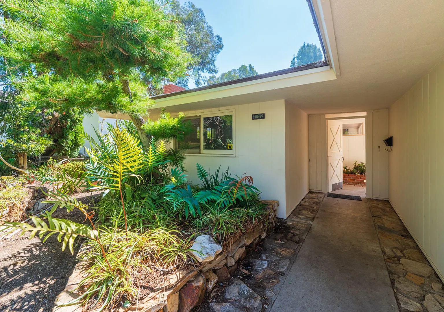 3 bedroom Valmonte home with private courtyard — Photo 3