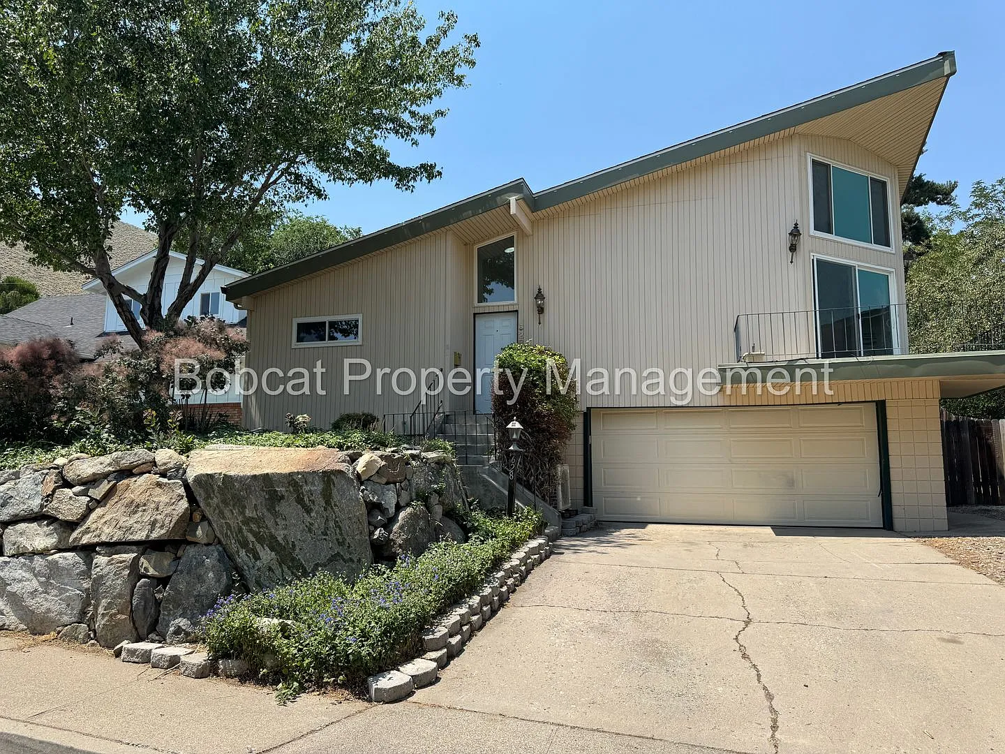 628 Highland St photo 1