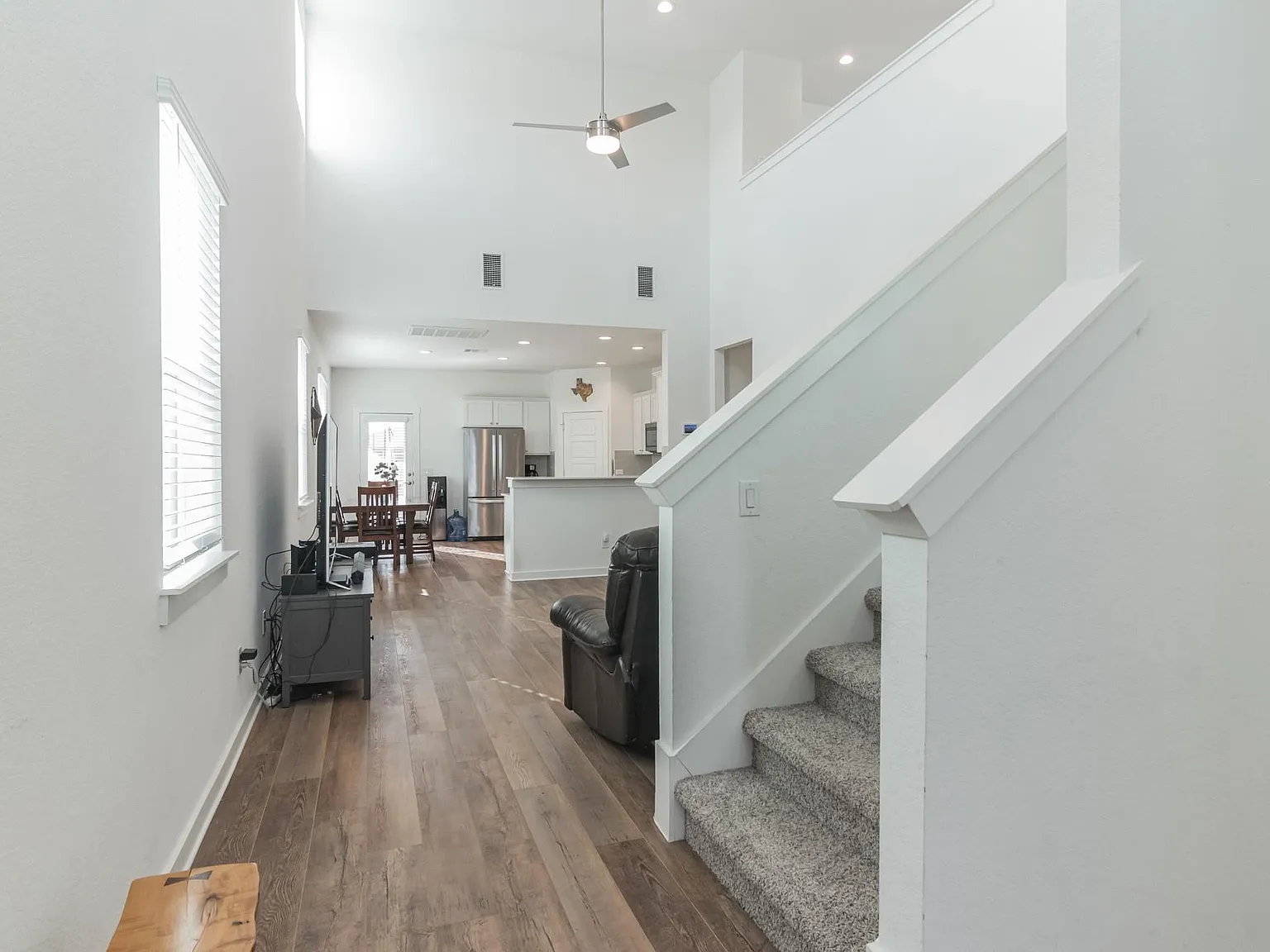 3 bed, 2.5 bath, 1909 sqft, $2,330 — Photo 3