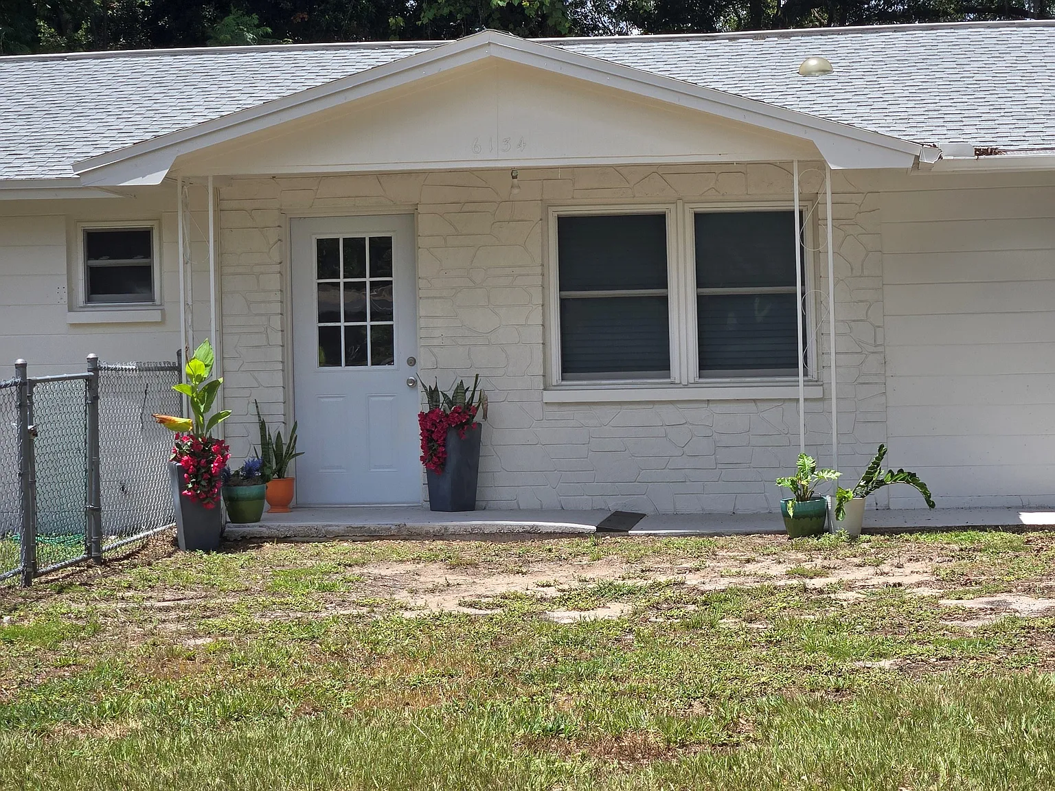 3/2.5/1 Beautifully Updated Crystal River Home with Carport, Garage & Fenced Yard — Photo 3