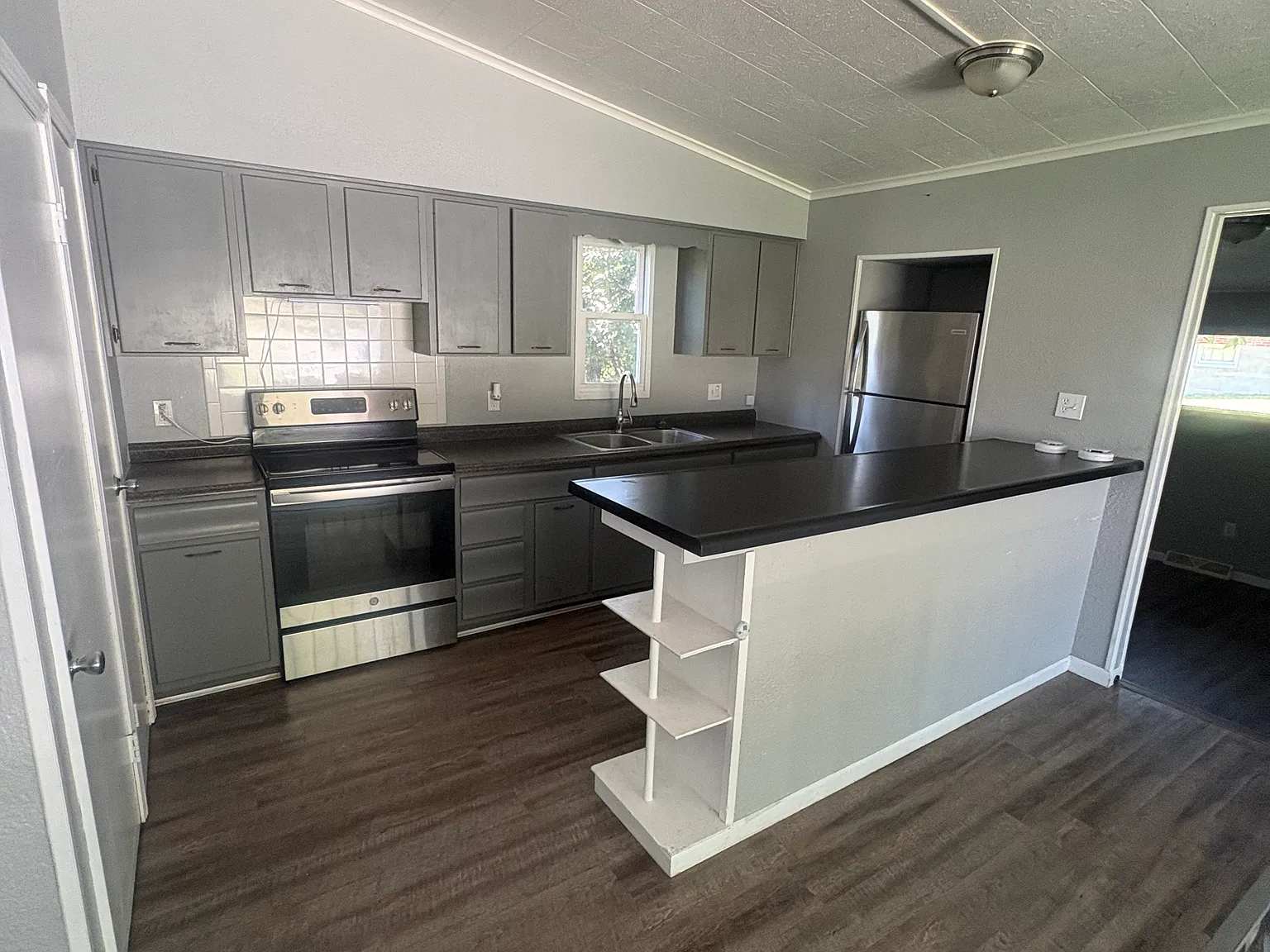 3 bed, 1056 sqft, $1,025 — Photo 2