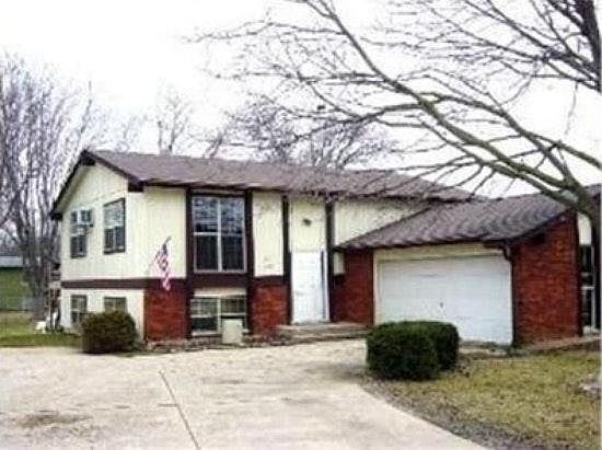 Ample Parking/Shared Garage w/Storage Locker