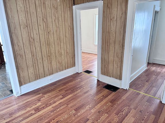 2nd image of 1029 E Lovejoy St #1