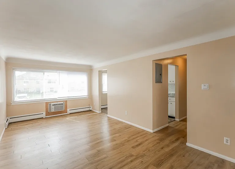 1015 York Ave — Photo 3