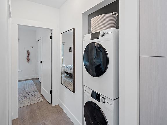 5th image of 412 412/414 Superior St #412