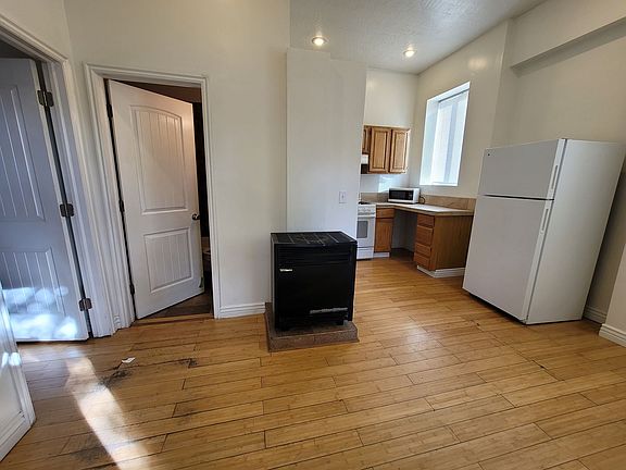 4th image of 425 E 4th Ave #2