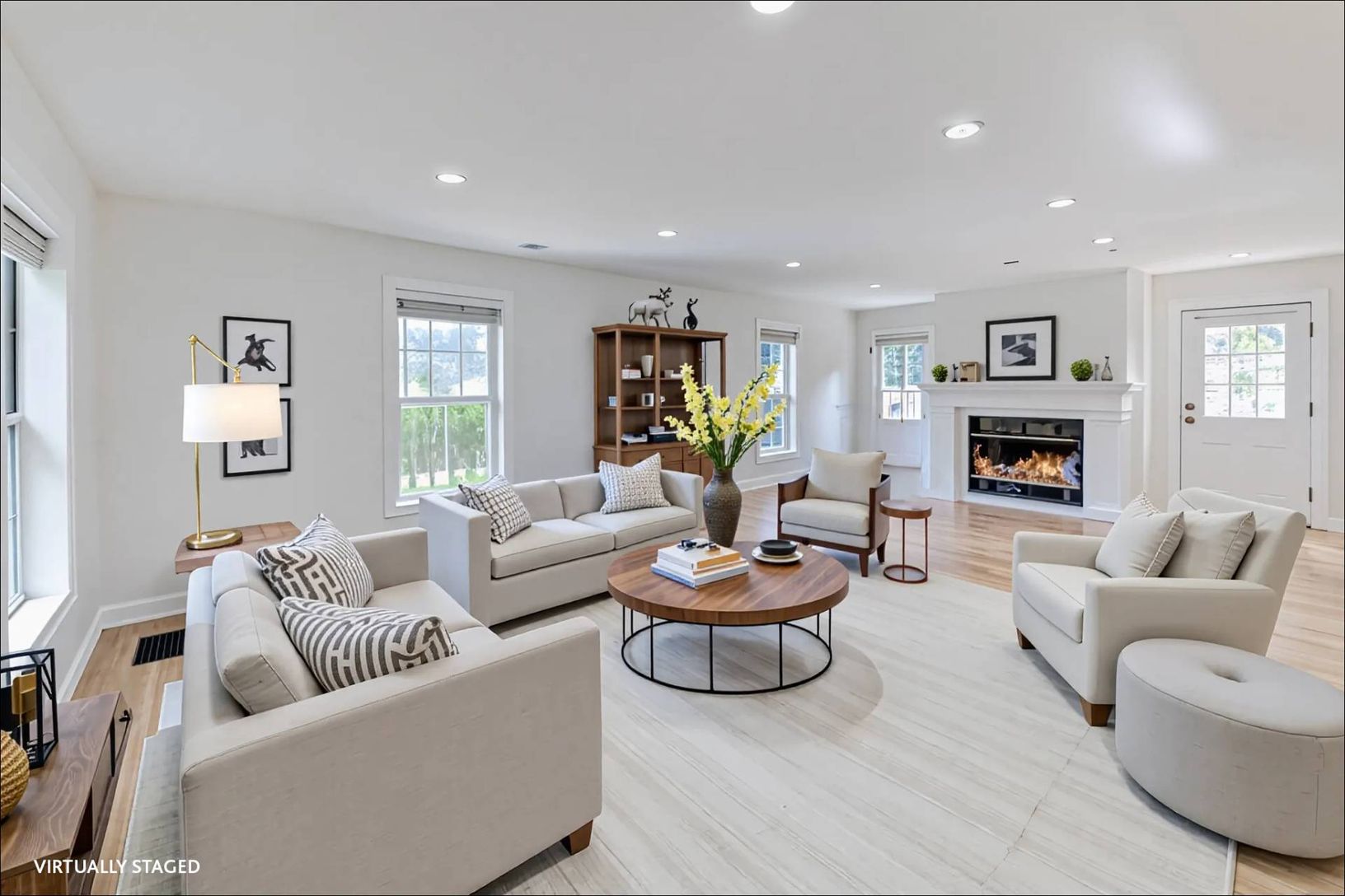  Living Room (virtually staged)