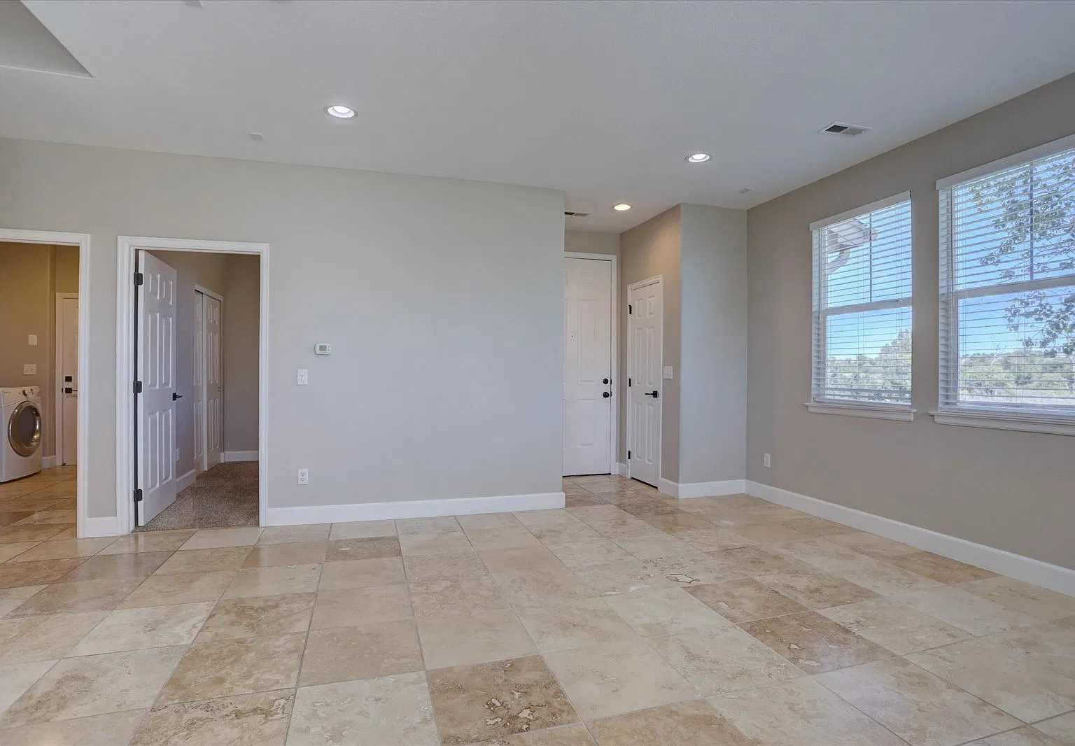 4 bed, 1794 sqft, $2,575 — Photo 4