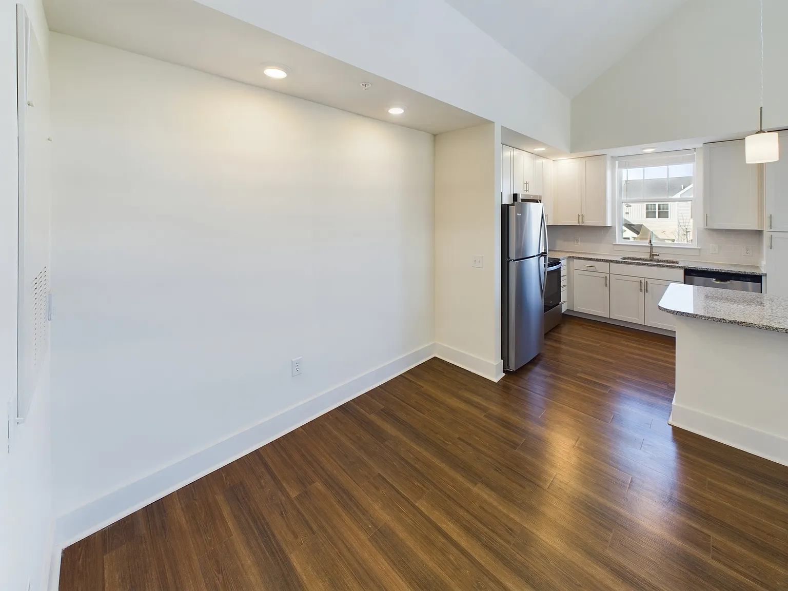 470 Arsdale Ave — Photo 2