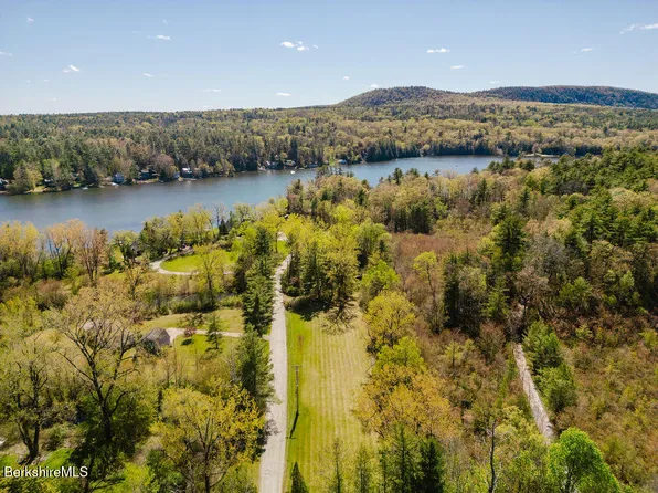 8 Heberts Cv, Monterey, MA 01245