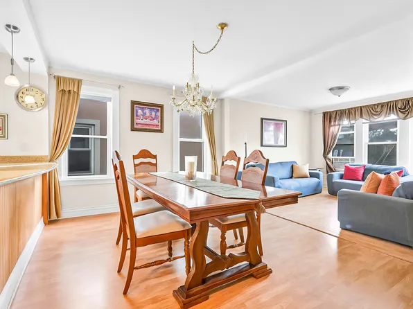 23-13 Ditmars Boulevard image 2 of 18