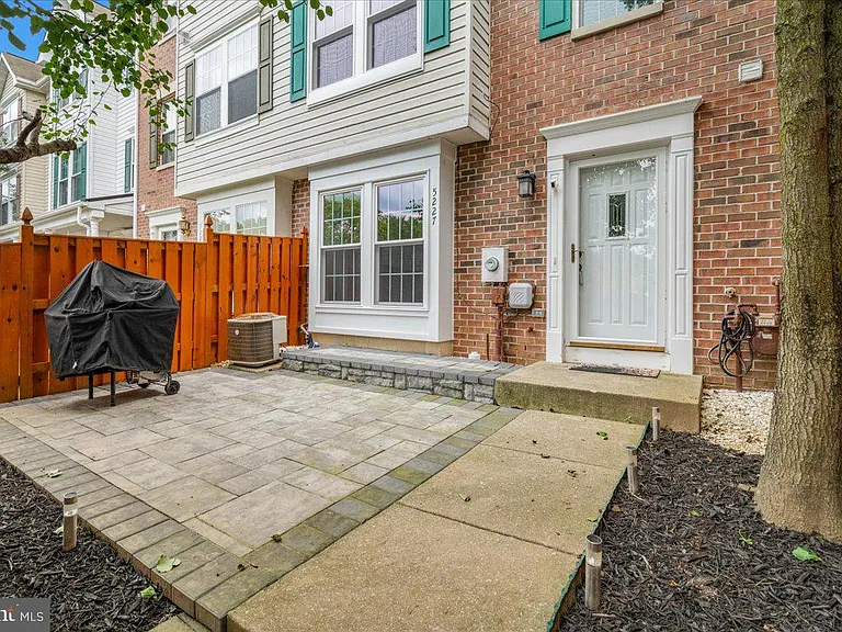 5227 Regal Ct — Photo 3