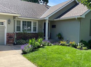 241 NW North Shore Dr, Lake Waukomis, MO 64151