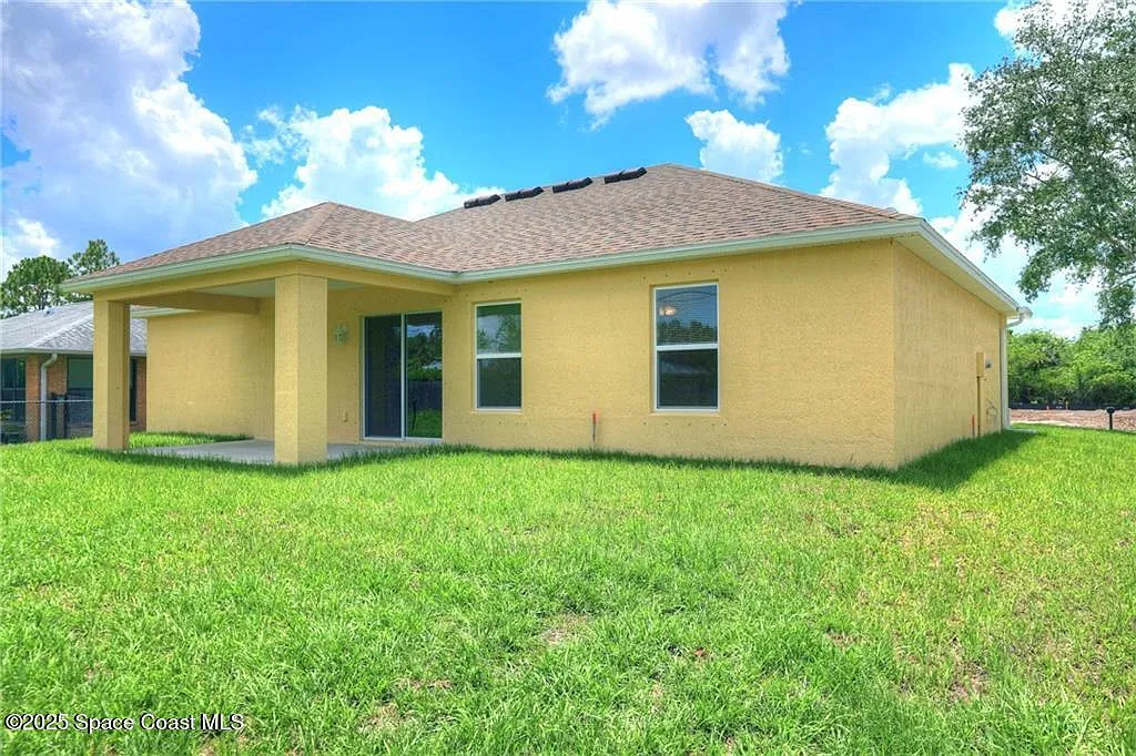 3 bed, 2.0 bath, 1275 sqft, $2,000 — Photo 3