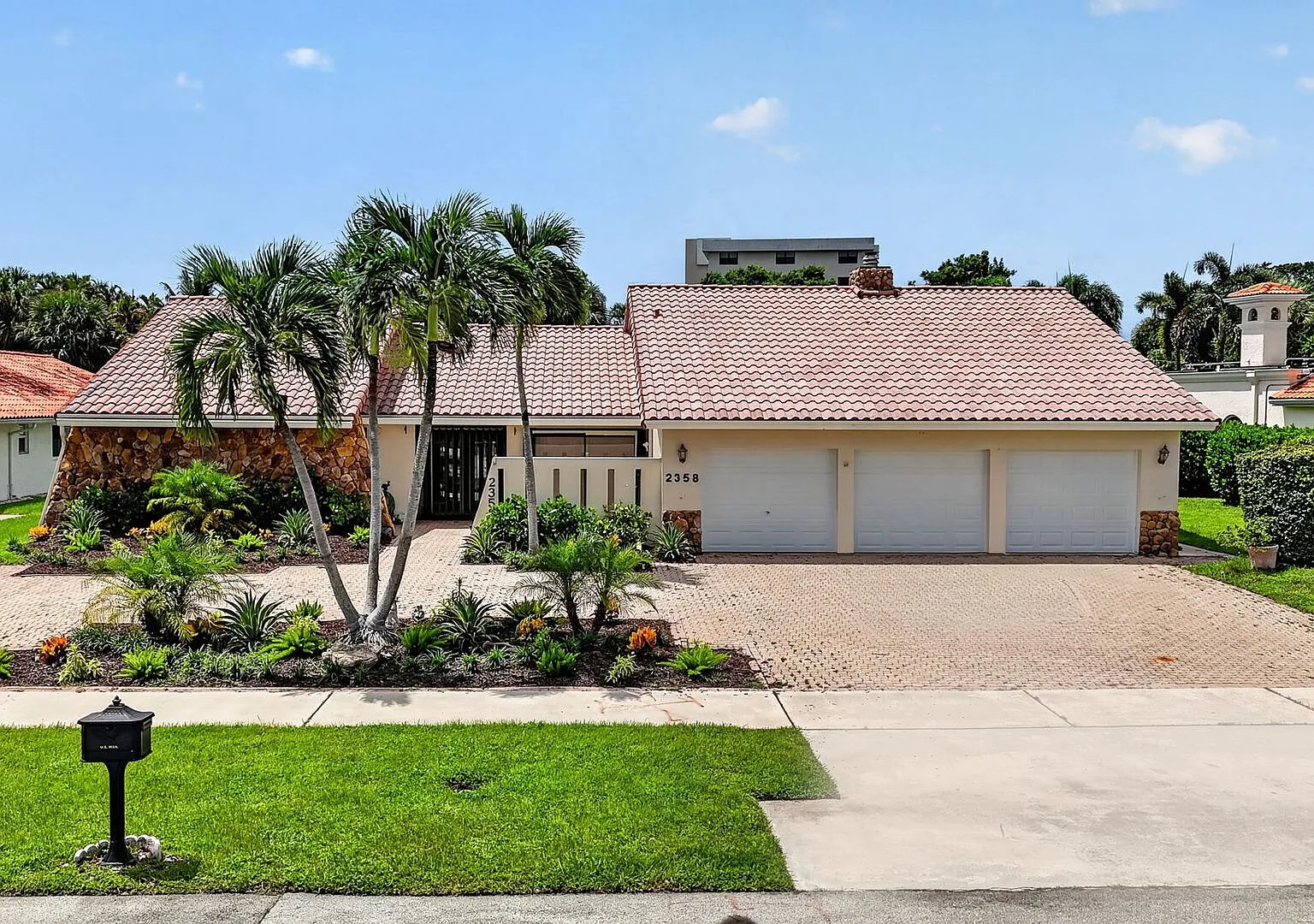 Spacious 4-Bedroom Home with Private Pool in Deerfield Beach — Photo 1