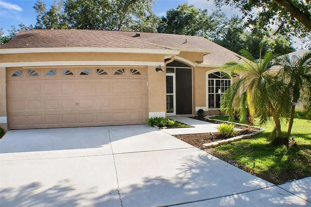 3 bed, 2.0 bath, 1574 sqft, $2,350 — Photo 2