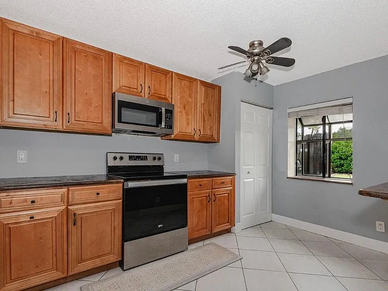 161 Meadows Dr #161 — Photo 2