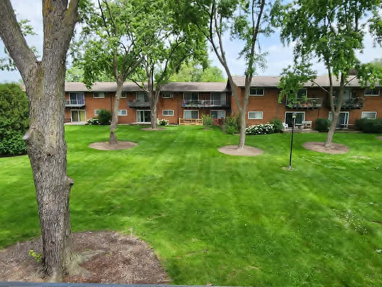 1910 W Hatherleigh Ct #2E — Photo 6